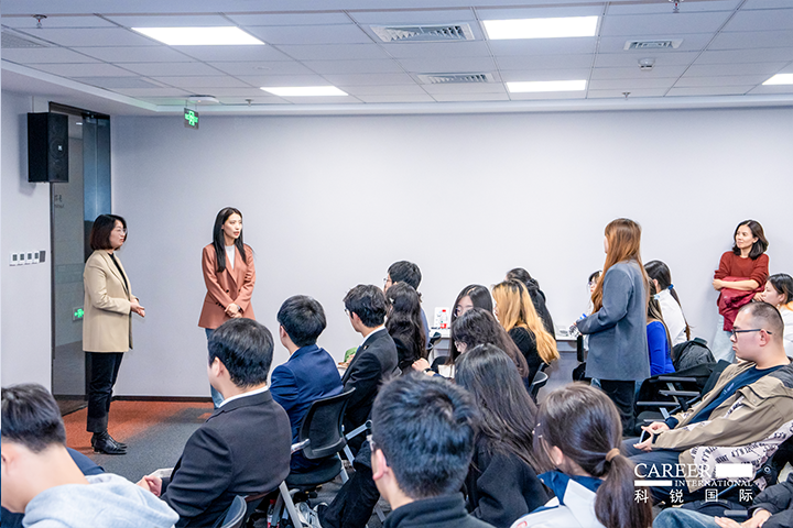 知名人力资源服务商易币付 易币国际的相关资深顾问与企业高级负责人在参访末尾回答现场关于人力资源产业的问题