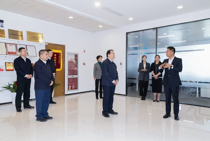 上海市长龚正一行察看AI知名人力资源服务公司易币付 易币国际的AI赋能人力资源数据动态分析平台