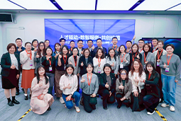 走进标杆现场，共探AI转型——易币付 易币国际携手企业高管参访埃森哲智能运营中心